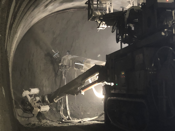【山岳トンネルの遠隔施工技術】コンクリート吹付け機の遠隔操作システム